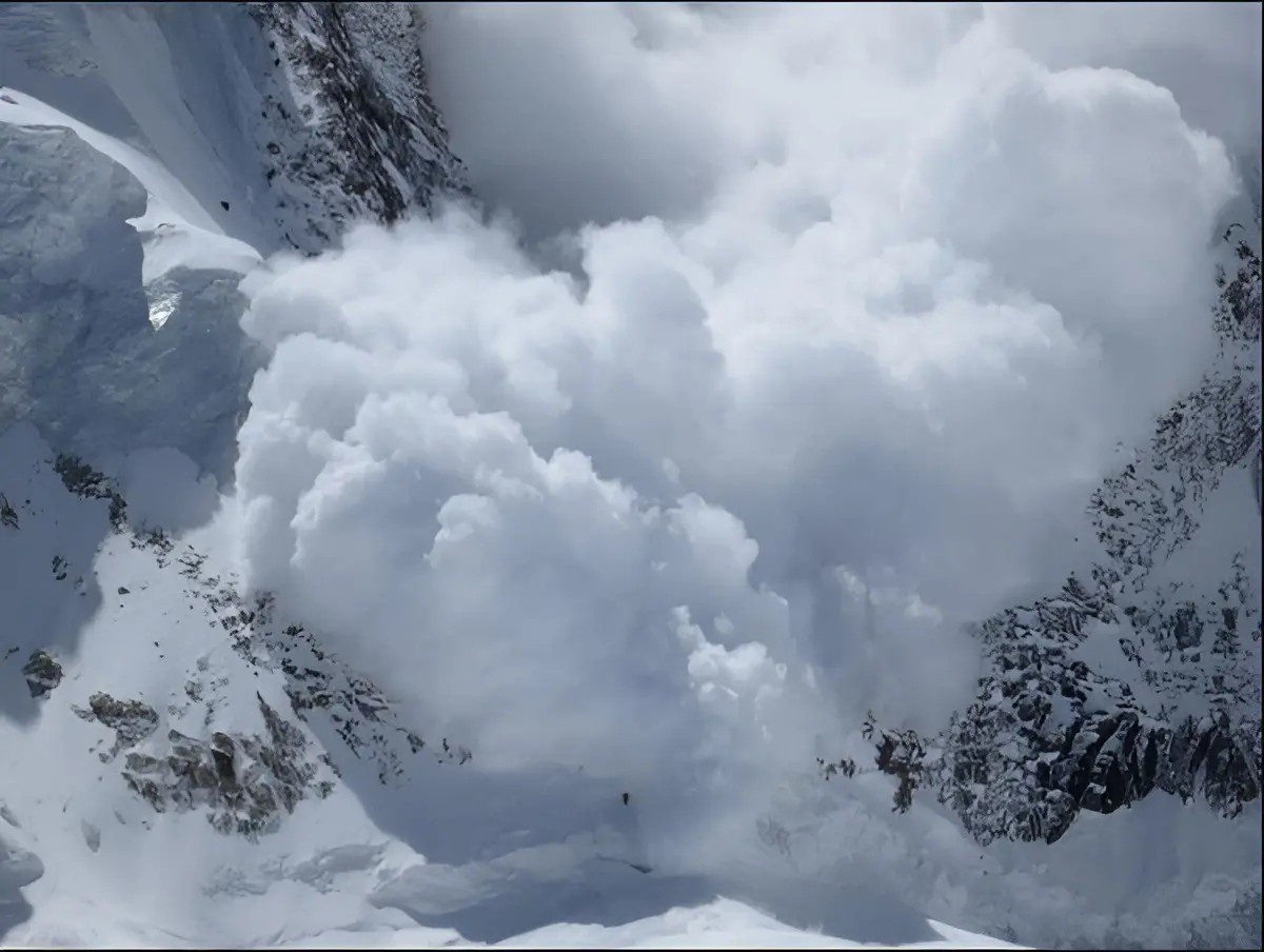 چترال: برفاني ڇپ ڪِرڻ سبب 9 ڄڻا اجل جو شڪار